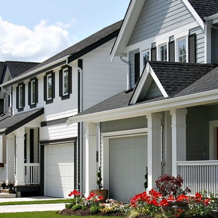 Front of home with well-manicured lawn